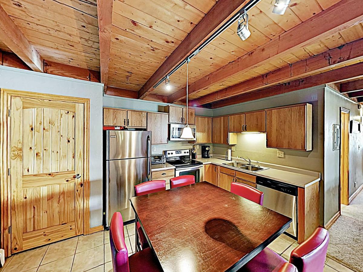 New Listing! Treehouse Condo With Pool & Hot Tubs Condo Silverthorne Exterior photo